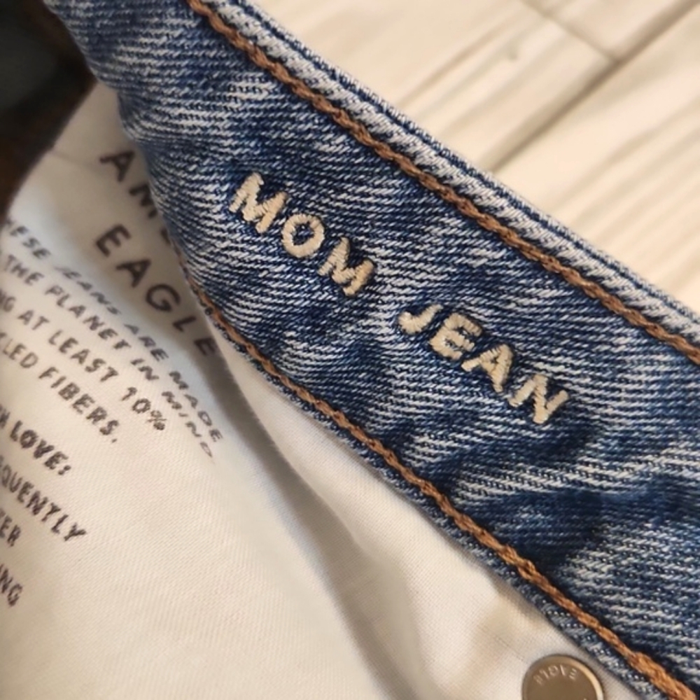 Womens American Eagle distressed mom jeans size 8. - Picture 7 of 11
